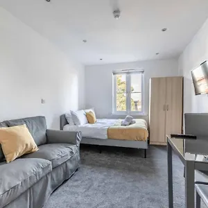  Apartment Modern Studio On High Street United Kingdom