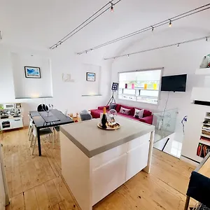  Holiday home Quirky Seaside Family Walk To The Waves! United Kingdom